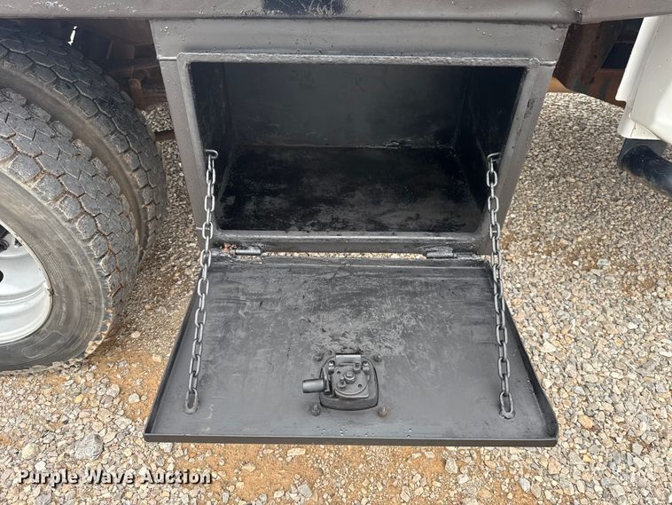 image for item ET6377 2017 Ford F550 Super Duty flatbed truck