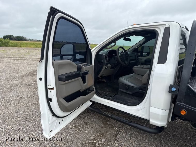 image for item ET6377 2017 Ford F550 Super Duty flatbed truck