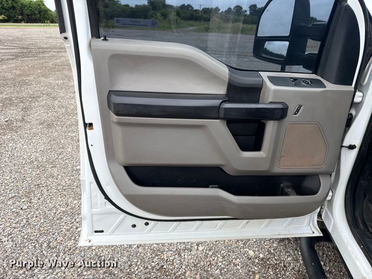 image for item ET6377 2017 Ford F550 Super Duty flatbed truck