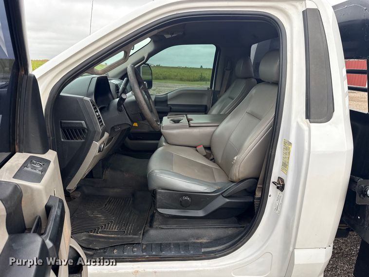 image for item ET6377 2017 Ford F550 Super Duty flatbed truck