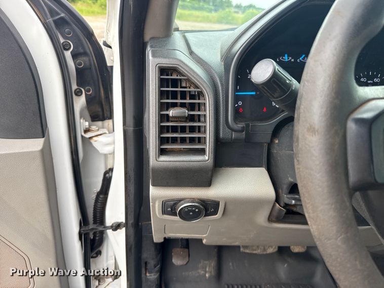 image for item ET6377 2017 Ford F550 Super Duty flatbed truck