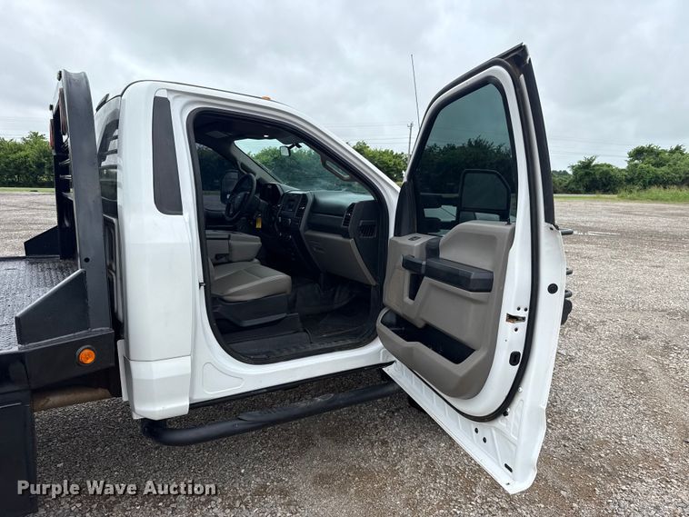 image for item ET6377 2017 Ford F550 Super Duty flatbed truck