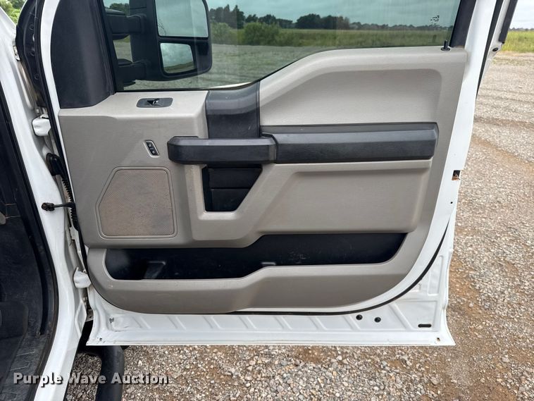 image for item ET6377 2017 Ford F550 Super Duty flatbed truck