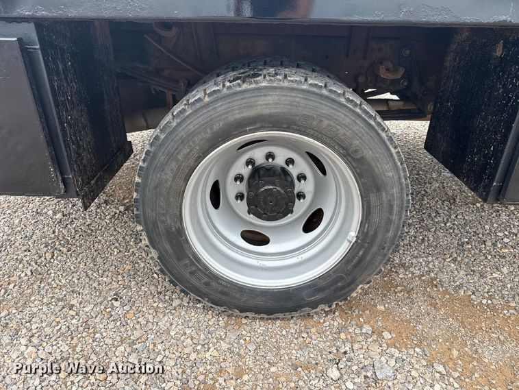 image for item ET6377 2017 Ford F550 Super Duty flatbed truck