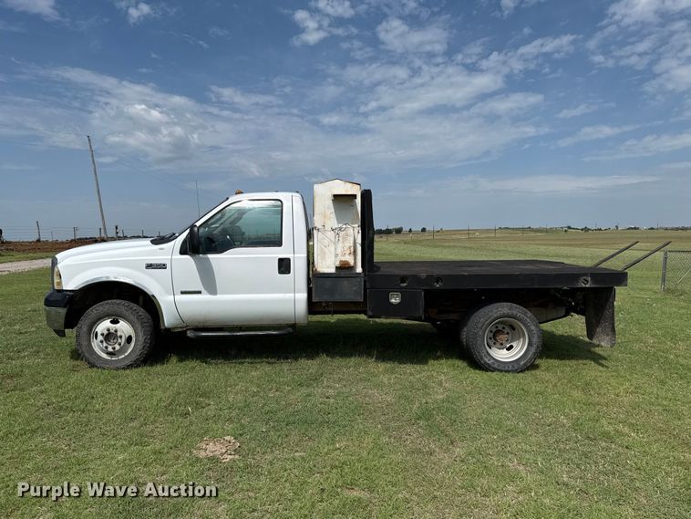image for item ET6393 2005 Ford F350 Super Duty bale bed pickup truck