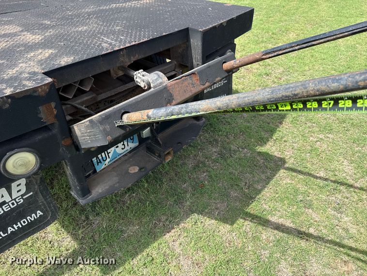 image for item ET6393 2005 Ford F350 Super Duty bale bed pickup truck
