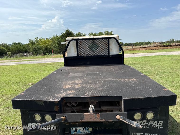 image for item ET6393 2005 Ford F350 Super Duty bale bed pickup truck