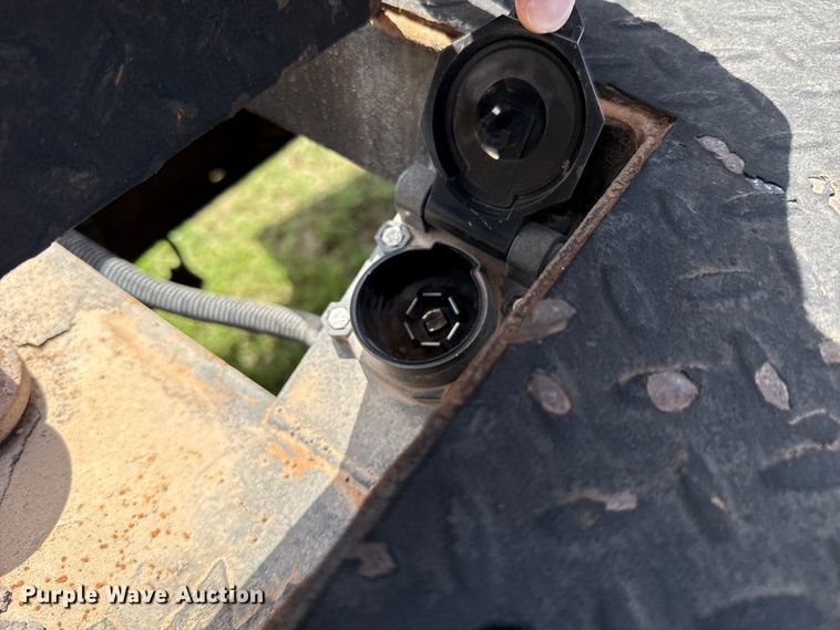 image for item ET6393 2005 Ford F350 Super Duty bale bed pickup truck