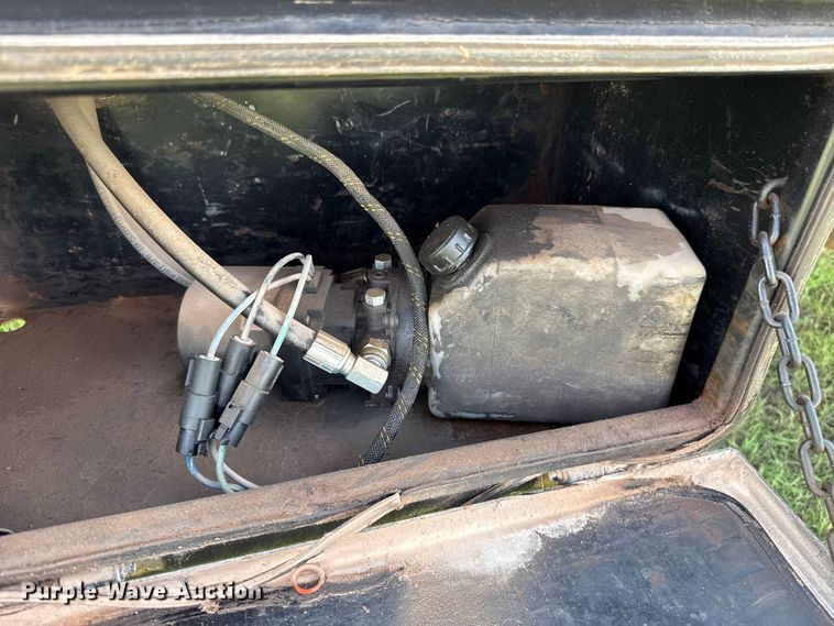 image for item ET6393 2005 Ford F350 Super Duty bale bed pickup truck