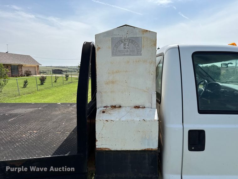 image for item ET6393 2005 Ford F350 Super Duty bale bed pickup truck