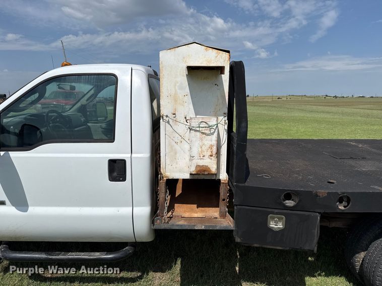 image for item ET6393 2005 Ford F350 Super Duty bale bed pickup truck