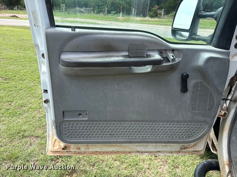 image for item ET6393 2005 Ford F350 Super Duty bale bed pickup truck