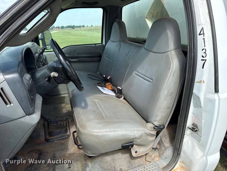 image for item ET6393 2005 Ford F350 Super Duty bale bed pickup truck