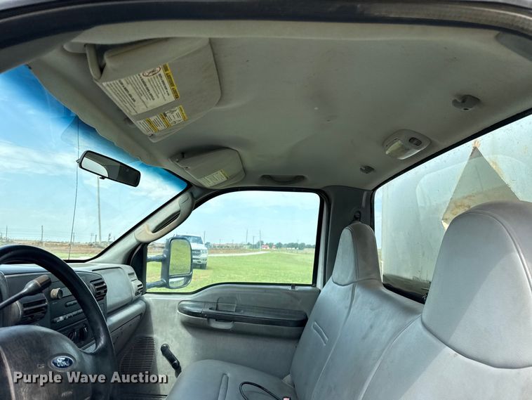 image for item ET6393 2005 Ford F350 Super Duty bale bed pickup truck