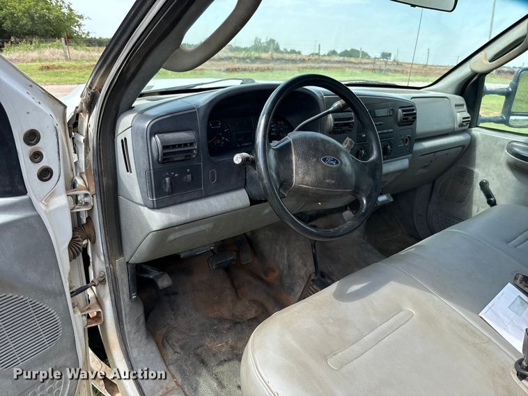 image for item ET6393 2005 Ford F350 Super Duty bale bed pickup truck