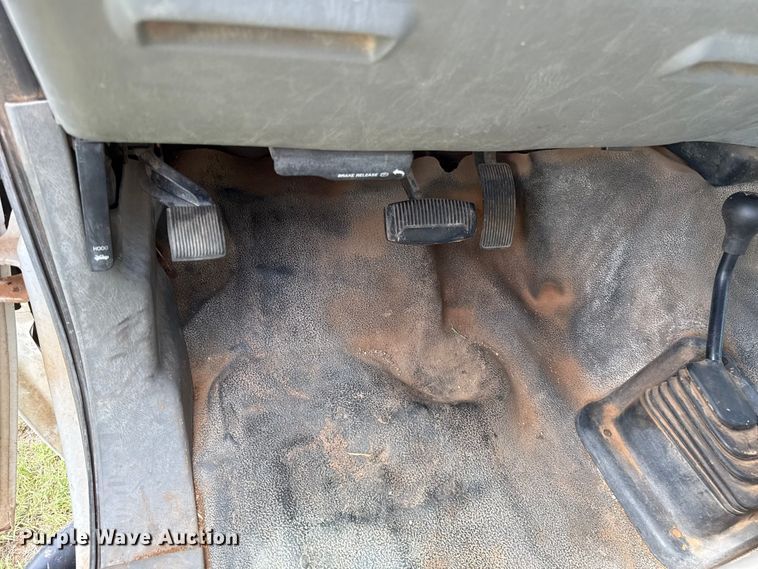 image for item ET6393 2005 Ford F350 Super Duty bale bed pickup truck