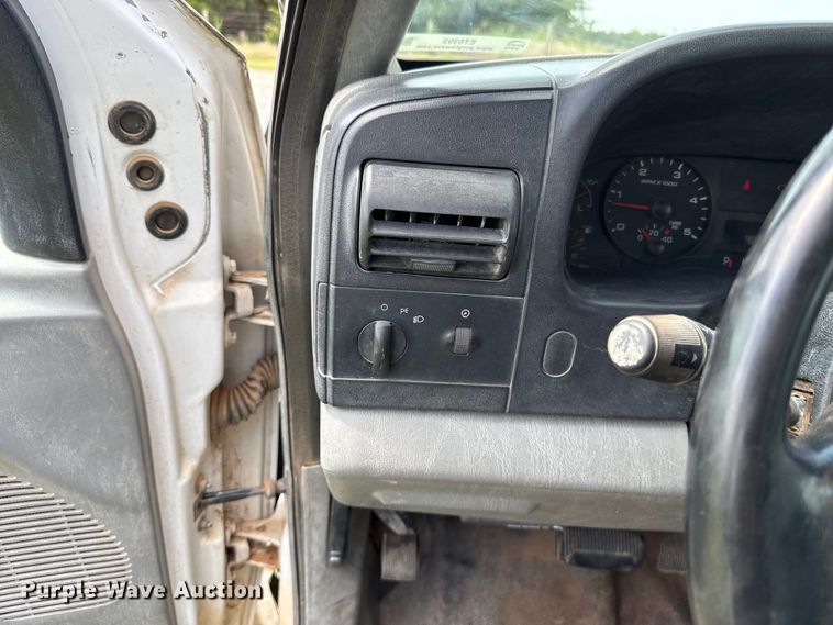 image for item ET6393 2005 Ford F350 Super Duty bale bed pickup truck