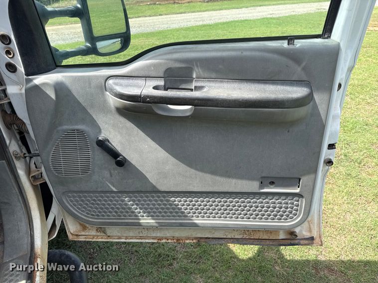 image for item ET6393 2005 Ford F350 Super Duty bale bed pickup truck