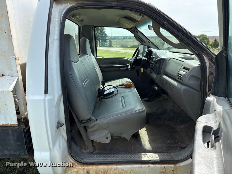 image for item ET6393 2005 Ford F350 Super Duty bale bed pickup truck