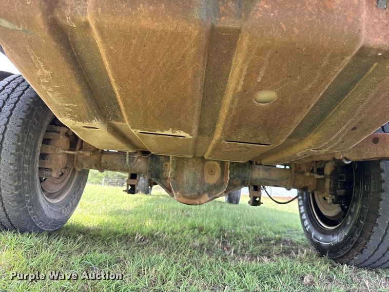 image for item ET6393 2005 Ford F350 Super Duty bale bed pickup truck