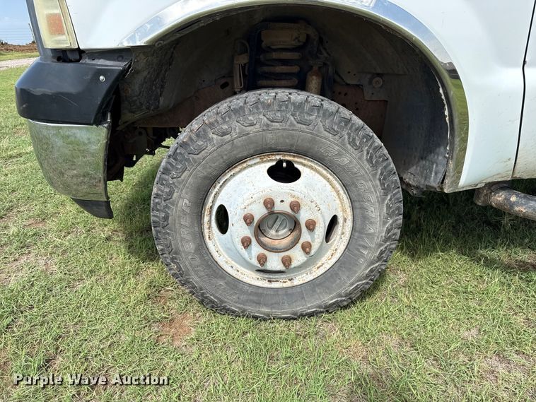 image for item ET6393 2005 Ford F350 Super Duty bale bed pickup truck