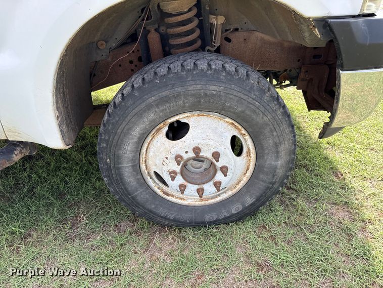 image for item ET6393 2005 Ford F350 Super Duty bale bed pickup truck