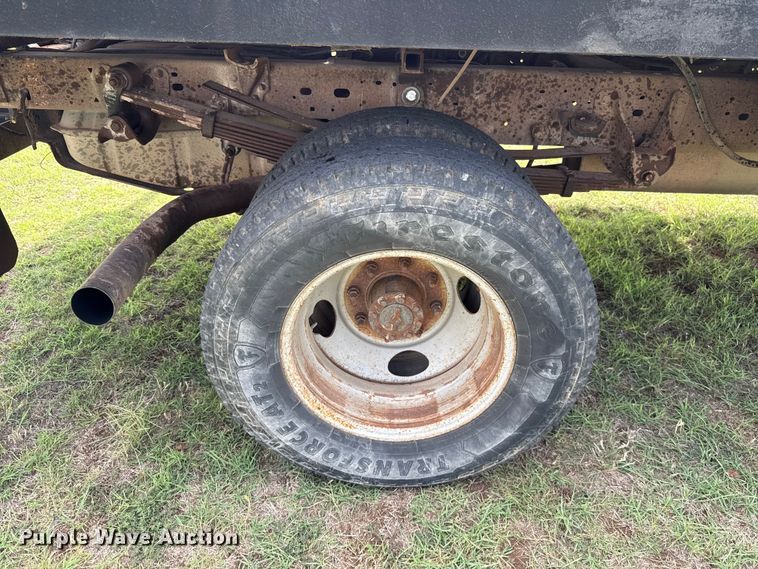 image for item ET6393 2005 Ford F350 Super Duty bale bed pickup truck