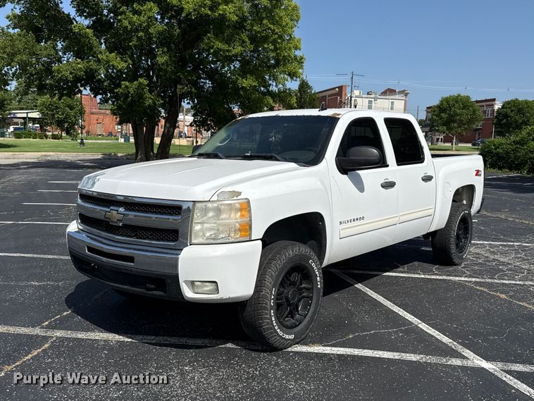 image for item ET6402 2011 Chevrolet Silverado 1500 Crew Cab pickup truck