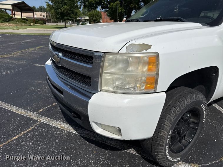image for item ET6402 2011 Chevrolet Silverado 1500 Crew Cab pickup truck