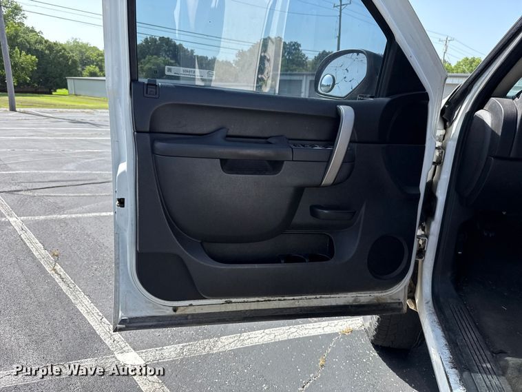 image for item ET6402 2011 Chevrolet Silverado 1500 Crew Cab pickup truck