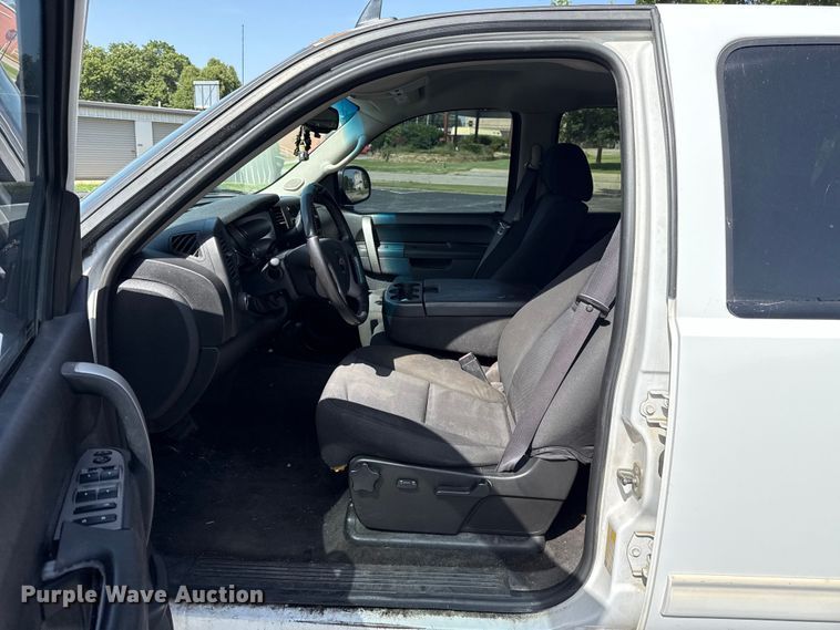 image for item ET6402 2011 Chevrolet Silverado 1500 Crew Cab pickup truck