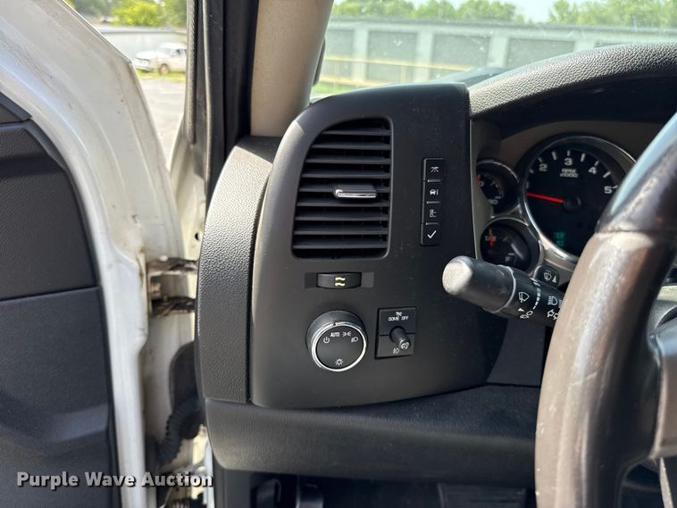 image for item ET6402 2011 Chevrolet Silverado 1500 Crew Cab pickup truck
