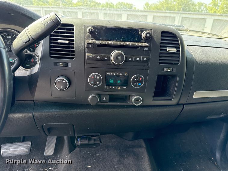 image for item ET6402 2011 Chevrolet Silverado 1500 Crew Cab pickup truck
