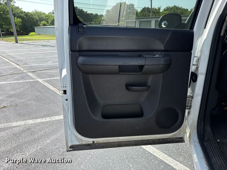 image for item ET6402 2011 Chevrolet Silverado 1500 Crew Cab pickup truck