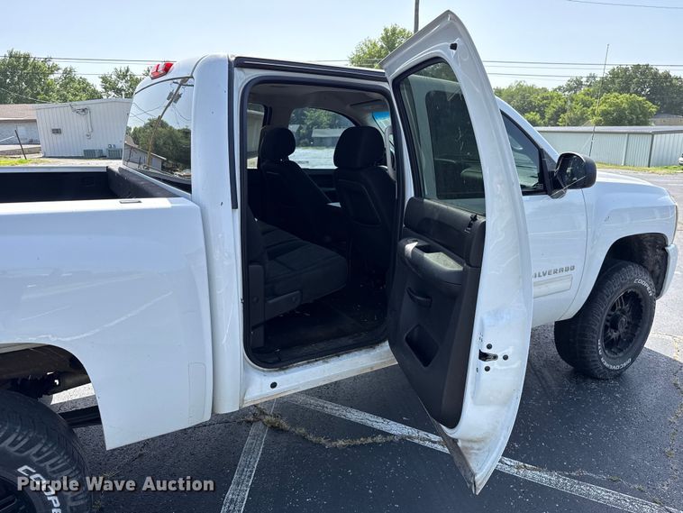 image for item ET6402 2011 Chevrolet Silverado 1500 Crew Cab pickup truck