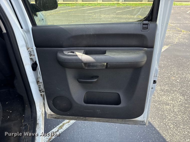 image for item ET6402 2011 Chevrolet Silverado 1500 Crew Cab pickup truck