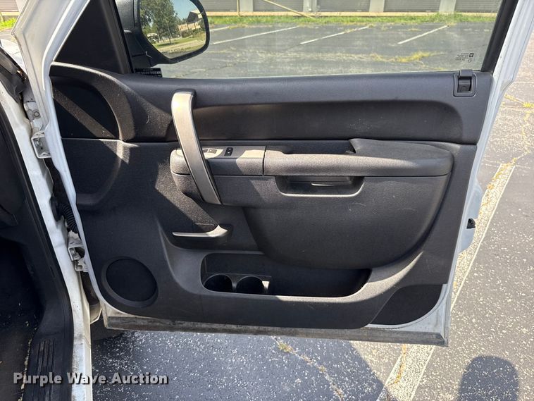 image for item ET6402 2011 Chevrolet Silverado 1500 Crew Cab pickup truck