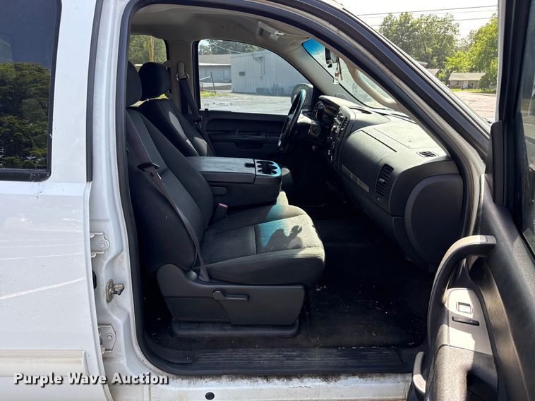 image for item ET6402 2011 Chevrolet Silverado 1500 Crew Cab pickup truck