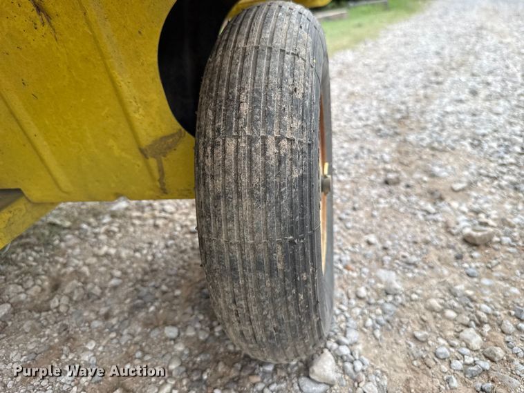 image for item ET6420 John Deere LT133 lawn mower