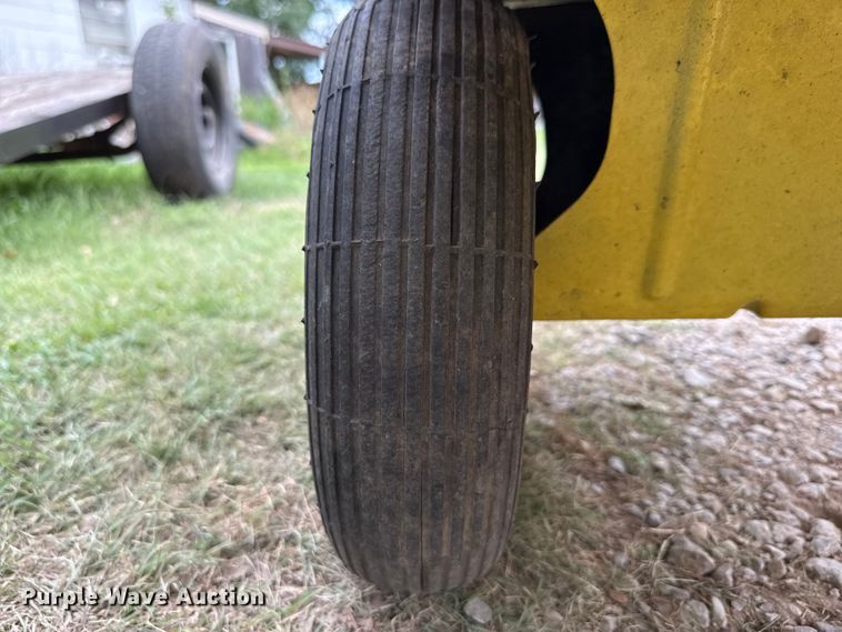 image for item ET6420 John Deere LT133 lawn mower