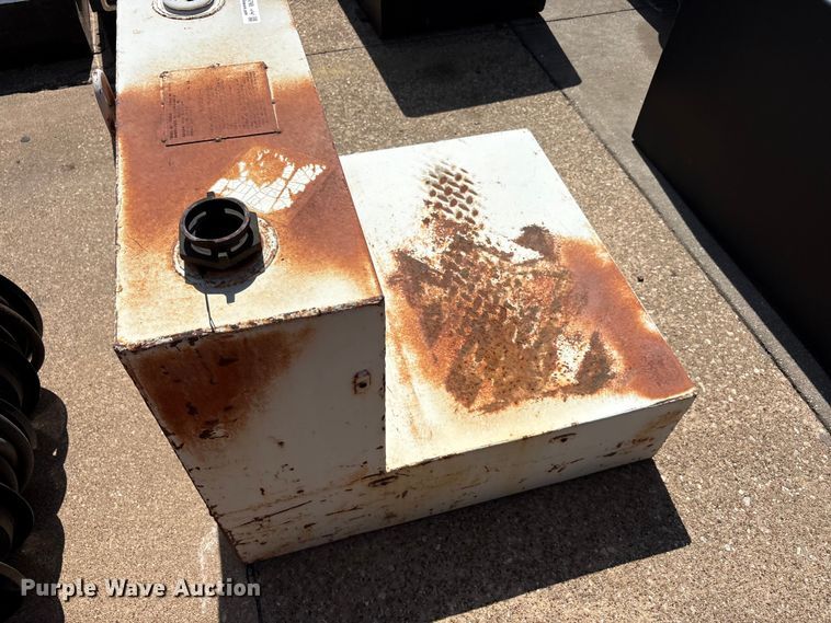 image for item EU5768 (4) fuel tanks