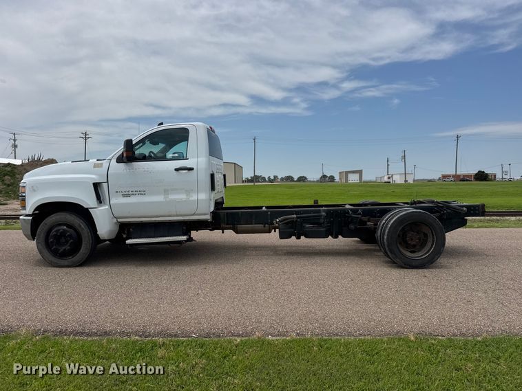 image for item EU6457 2021 Chevrolet GM515 truck cab and chassis