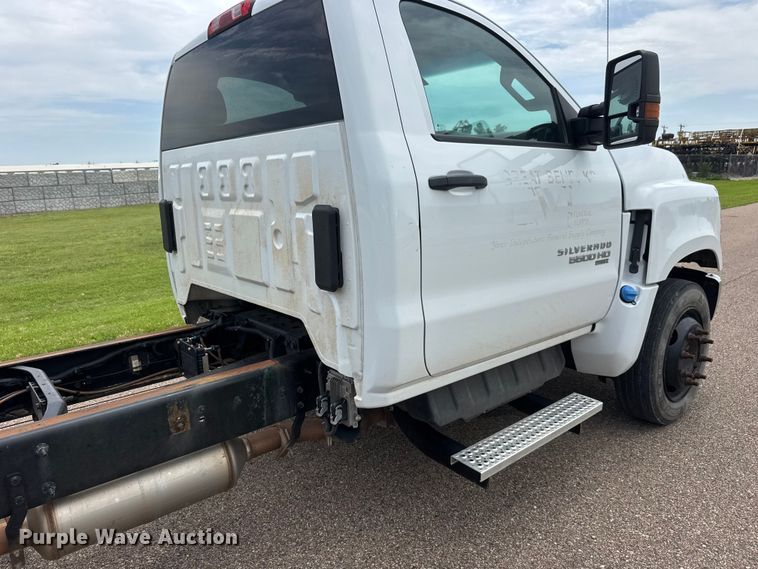 image for item EU6457 2021 Chevrolet GM515 truck cab and chassis