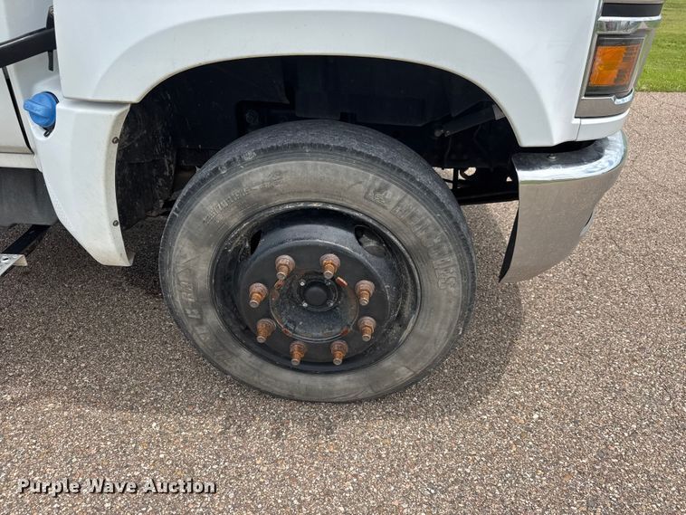 image for item EU6457 2021 Chevrolet GM515 truck cab and chassis
