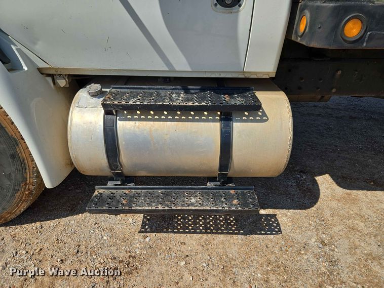 image for item EW0334 2007 International 4300 flatbed truck