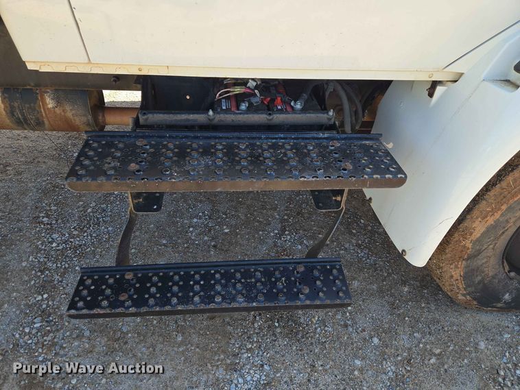 image for item EW0334 2007 International 4300 flatbed truck