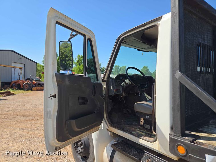image for item EW0334 2007 International 4300 flatbed truck