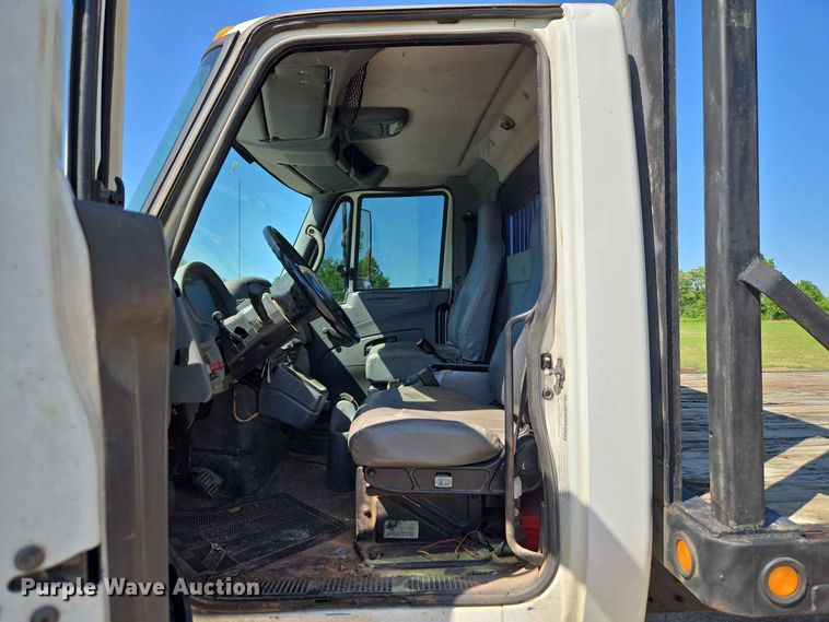 image for item EW0334 2007 International 4300 flatbed truck