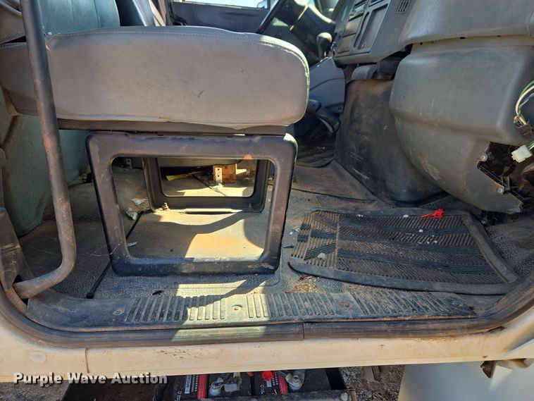 image for item EW0334 2007 International 4300 flatbed truck