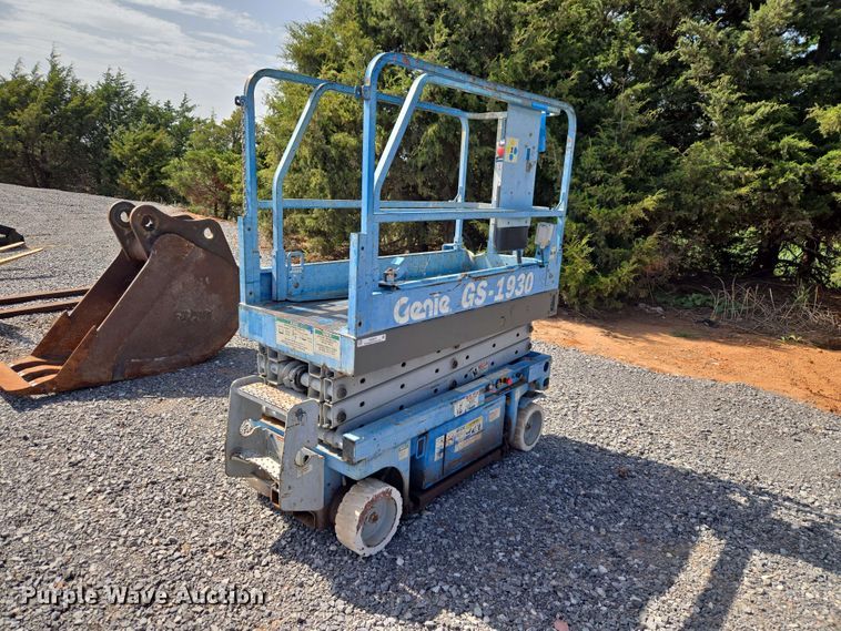 image for item EW0378 2002 Genie GS-1930 scissor lift